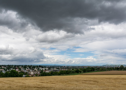 Skyline von Bindungen &uuml;ber Basel an den Flughafen 