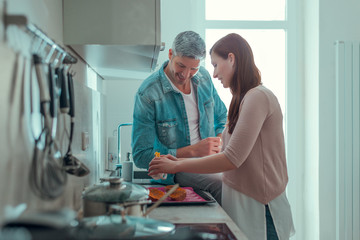 Paar Kocht zusammen zuhause