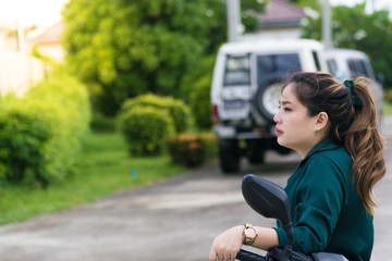 Women wait for the man in love with the city.