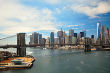Obraz premium Brooklyn Bridge i centrum Manhattanu