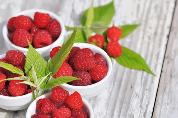 framboises dans petits bols avec feuillage