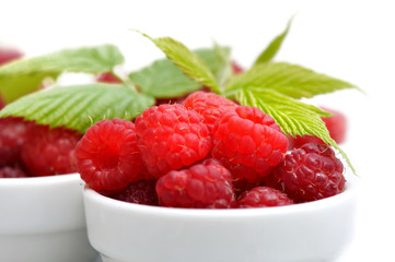 framboises dans petits bols avec feuillage