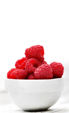 framboises dans petit bol blanc