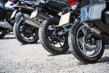 Obraz premium Zbliżenie na luksusowe przedmioty motocyklowe: reflektory, amortyzator, koło, skrzydło, tonowanie.