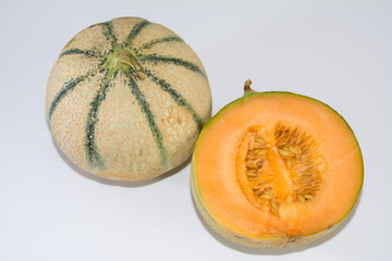 Melone ganz und halbiert