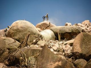 rock_explosion_workers_03