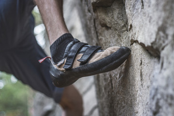 Kletterschuh am Fels