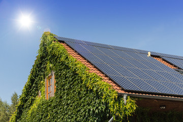Hausdach mit Solarzellen bei Sonnenschein
