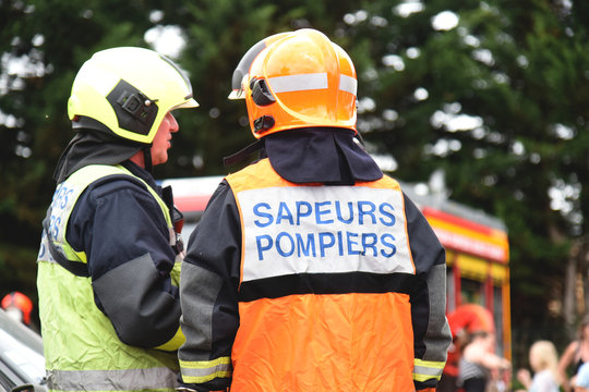 pompiers secourant des victimes d'un accident de voiture