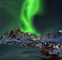 Nordlicht in Reine Lofoten Norwegen - obrazy, fototapety, plakaty