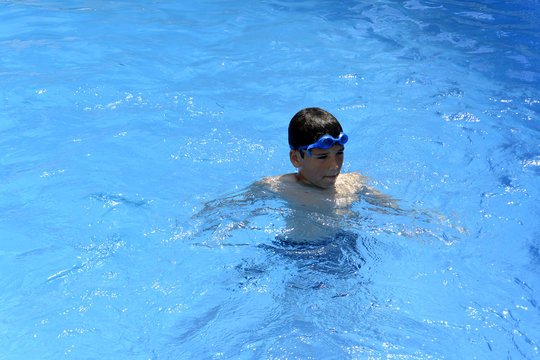 Nadar en la piscina es divertido!!!  Cuando hace tanto calor