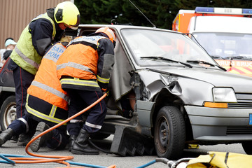 pompiers secourant des victimes d'un accident de voiture