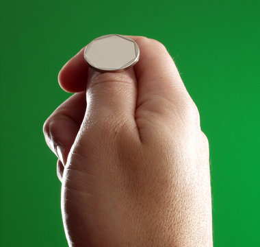 Mano lanzando la moneda azar.