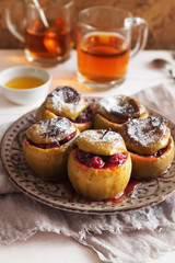 Baked apples with cranberries and tea