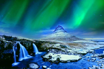 Papier Peint photo Kirkjufell View of the northern light at dusk over Kirkjufell Mountain in Iceland.