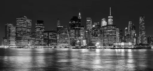 Fotobehang Zwart-wit panoramisch beeld van Manhattan bij nacht, New York City, Verenigde Staten. © MaciejBledowski