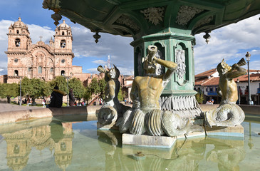 Fontaine de l'Inca plaza de Armas à Cusco au Pérou