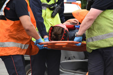 pompiers secourant des victimes d'un accident de voiture