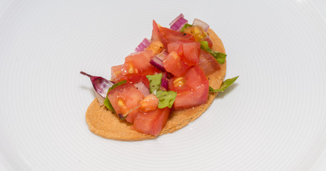 Bruschetta mit Tomate Zwiebeln und Gewürze