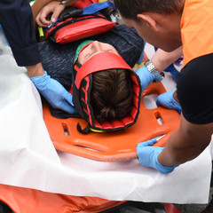 pompiers secourant des victimes d'un accident de voiture