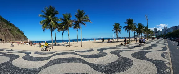 Foto auf Acrylglas Copacabana, Rio de Janeiro, Brasilien Copacabana, Rio de Janeiro, Brasilien - 25. Juni 2017 - Panoramablick auf Copacana mit seiner berühmten geometrischen Promenade im Sommertag
