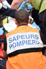 pompiers secourant des victimes d'un accident de voiture