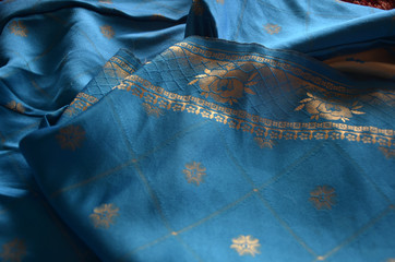 Robe sri lankaise en soie bleue et or réalisée sur mesure