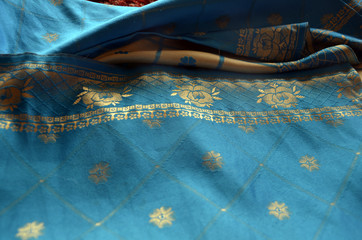 Robe sri lankaise en soie bleue et or réalisée sur mesure