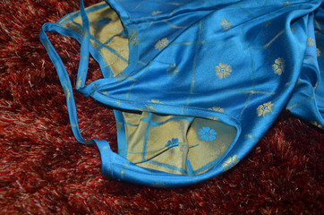 Robe sri lankaise en soie bleue et or réalisée sur mesure
