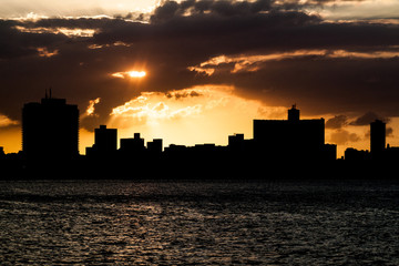 Fototapeta premium Sunset behind the skyline of Havana, Cuba