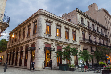 Obraz premium HAVANA, CUBA - FEB 22, 2016: Old colonial buildings on Plaza de San Francisco de Asis square in Havana Vieja.