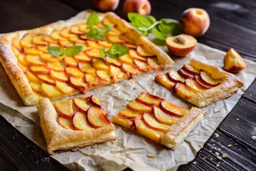 Zelfklevend Fotobehang Delicious puff pastry pie topped with sliced peach © noirchocolate