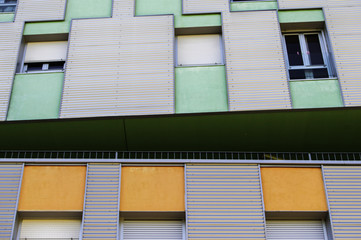 FACHADAS CON VENTANAS DE COLORES