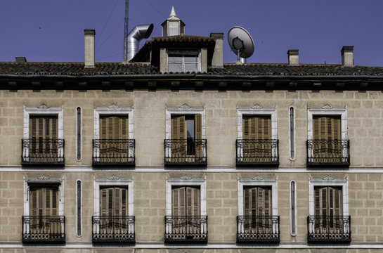 FACHADA CON BALCONES