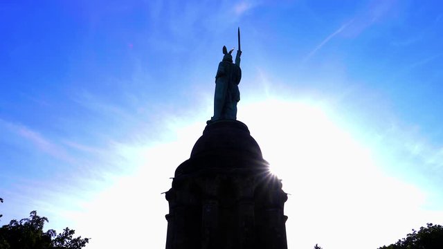 Hermannsdenkmal, National- und Freiheitsdenkmal gefilmt mit direkter Sonne im Gegenlicht