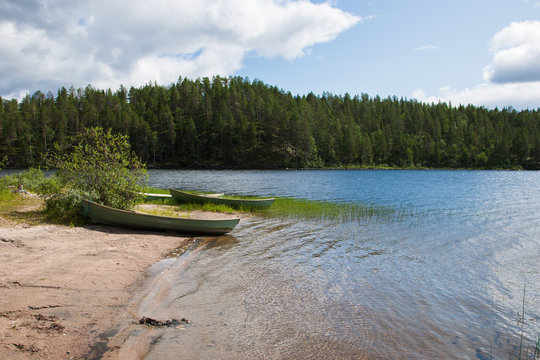 Boote am Ufer eines Sees in Finnland