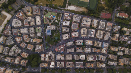 Vista aerea perpendicolare di un quartiere di periferia di una grande città 