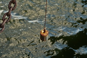 Gewicht über dem Wasser.