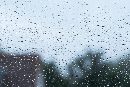 Deprimierendes Wetter - 7 Tage Regenwetter und Regentropfen an der Fensterscheibe 