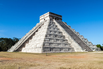 Fototapeta na wymiar Pyramid Kukulkan in the Mayan archeological site Chichen Itza, Mexico