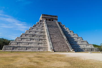 Fototapeta na wymiar Pyramid Kukulkan in the Mayan archeological site Chichen Itza, Mexico