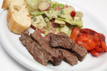 Roastbeef Streifen mit Salat und Baguette