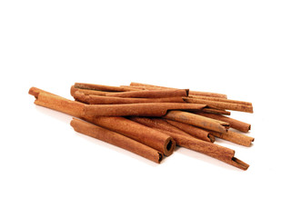 Palos de canela sobre fondo blanco.