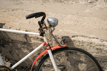 Fototapeta na wymiar Rusty old bicycle leaning against a wall