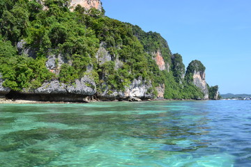 Fototapeta na wymiar Paradise water with big limestone rocks at Koh Phi Phi