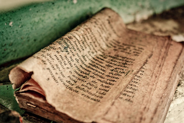 Old and torn bible page showing  biblical passages written in portuguese - obrazy, fototapety, plakaty