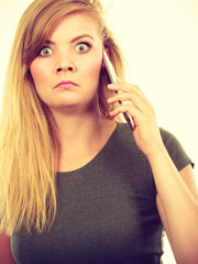 Obraz premium Angry young woman talking on phone