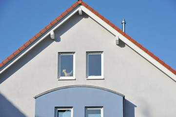 Obraz premium Moderner Haus-Giebel mit Ziegeldach