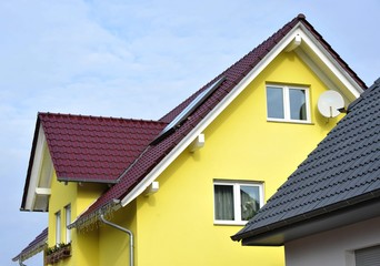 Obraz premium Moderner Haus-Giebel mit Ziegeldach