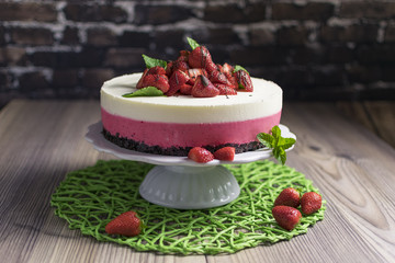 Erdbeertorte auf Tortenplatte mit Fuß